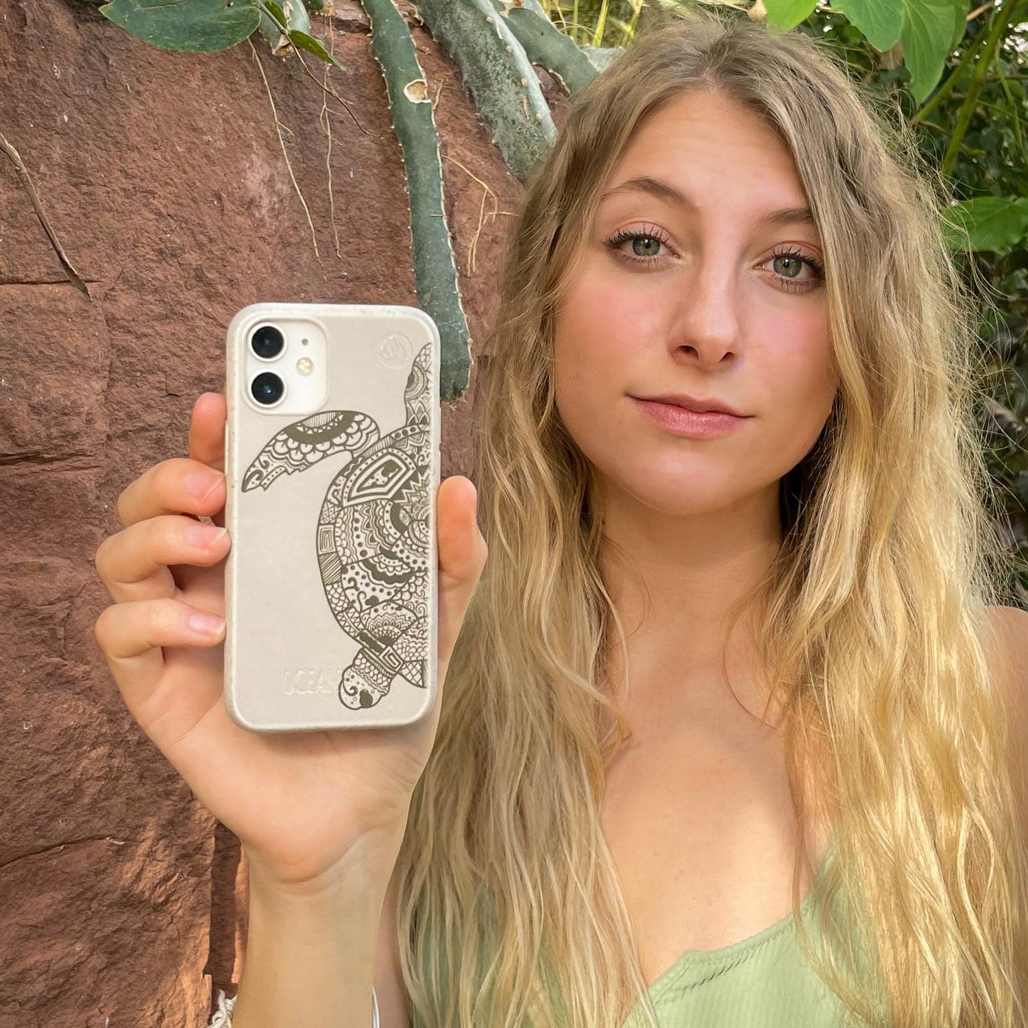 iPhone 13 Hülle - beige - "GREEN TURTLE" - nachhaltig – Ansicht 3