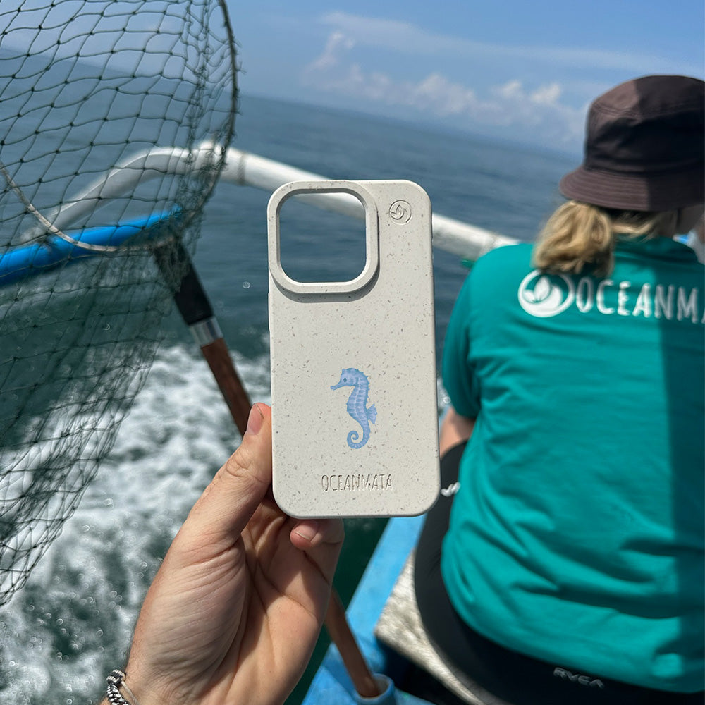 iPhone 13 Hülle - Seepferdchen weiß - "SeahorseTale" - nachhaltig
