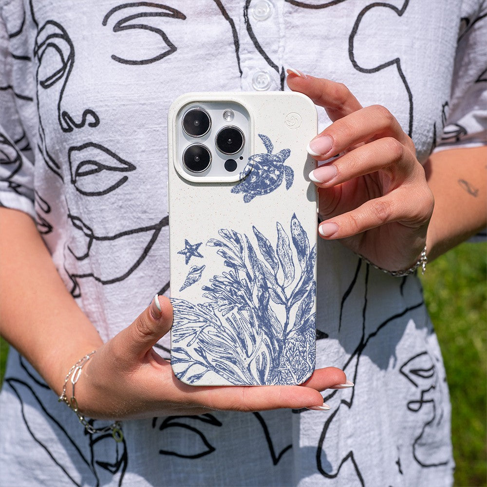 Biologisch abbaubare Handyhülle iPhone 14 pro max Whitesilentwaves — kompostierbar — in der Hand