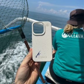 iPhone 13 Hülle - Buckelwal weiß - "OceanLullaby" - nachhaltig