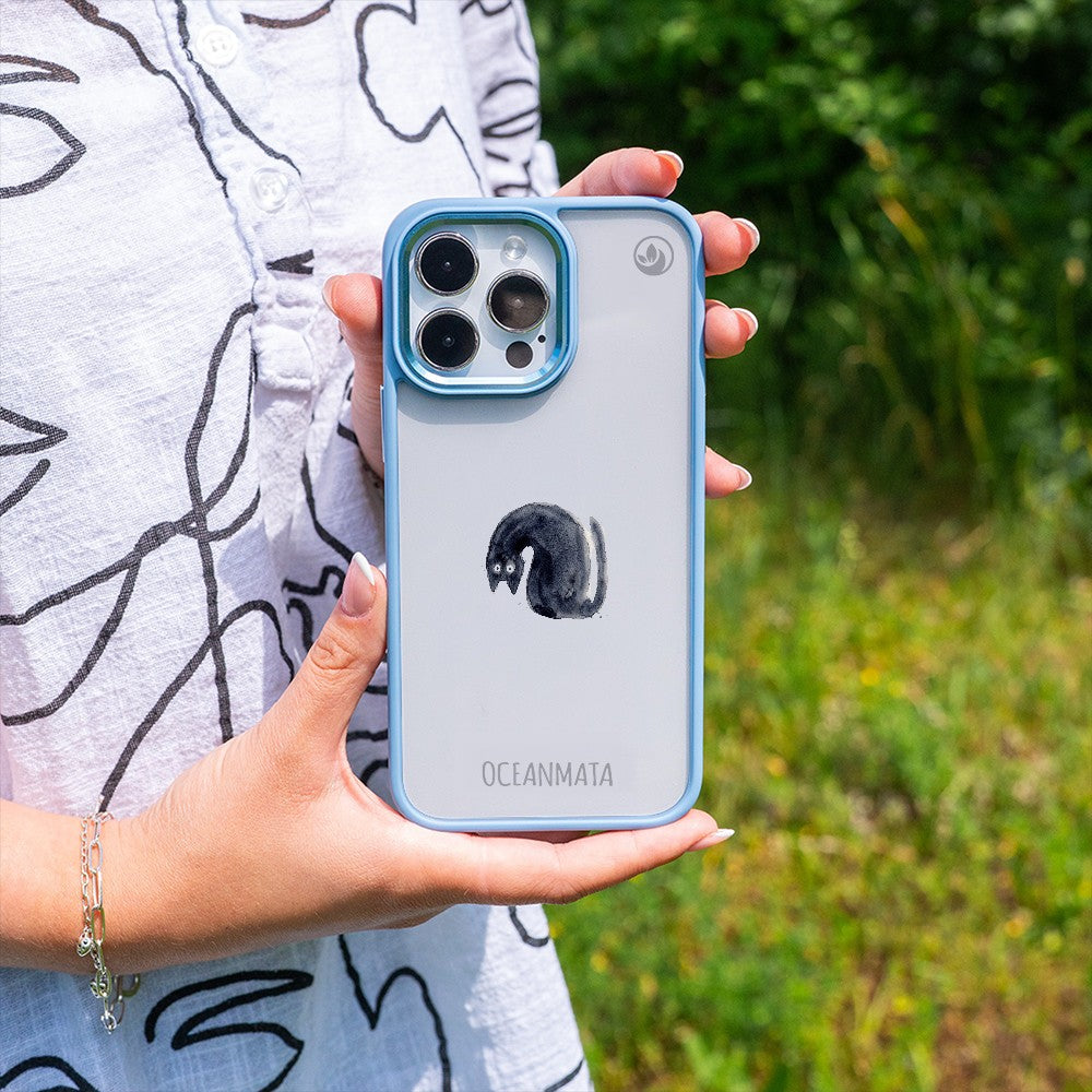 Nachhaltige Handyhülle iPhone 16 Blackcat aus Ocean Plastic — in der Hand