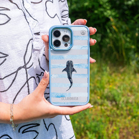 Nachhaltige Handyhülle iPhone 17 pro Lonewanderer aus Ocean Plastic — in der Hand