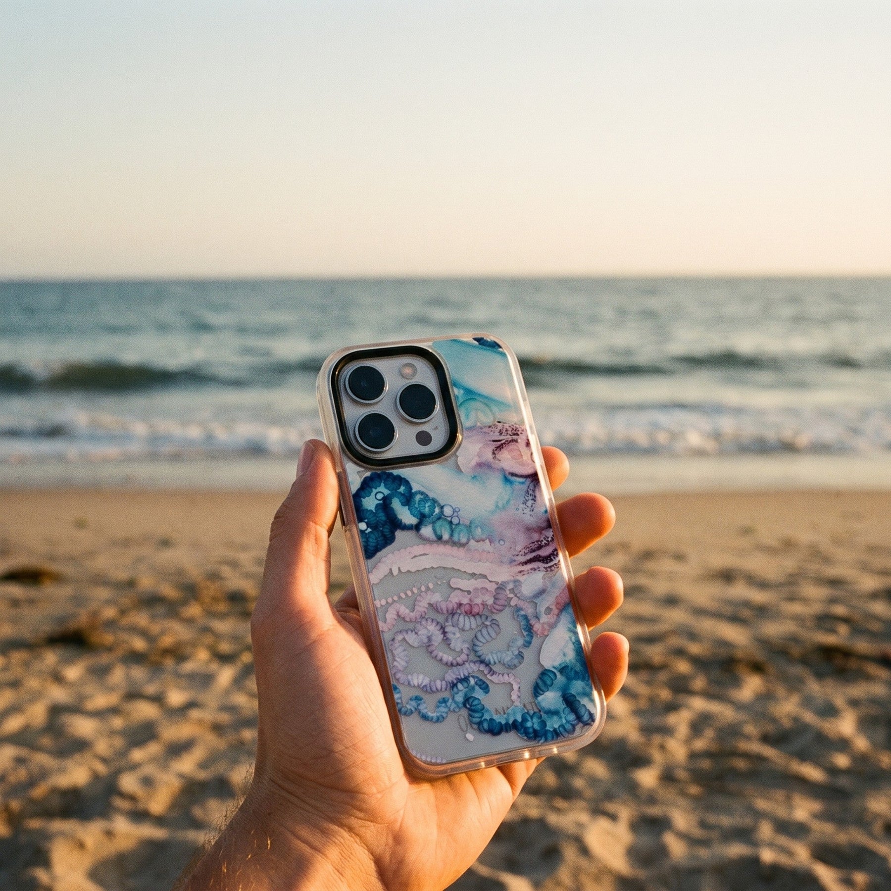Nachhaltige Handyhülle Samsung S25 Ultra Menowar aus Ocean Plastic — in der Hand