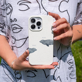 Biologisch abbaubare Handyhülle Samsung S25 Mooornin — kompostierbar — in der Hand