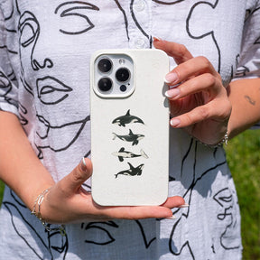 Biologisch abbaubare Handyhülle iPhone 17 Air Orcafamily — kompostierbar — in der Hand