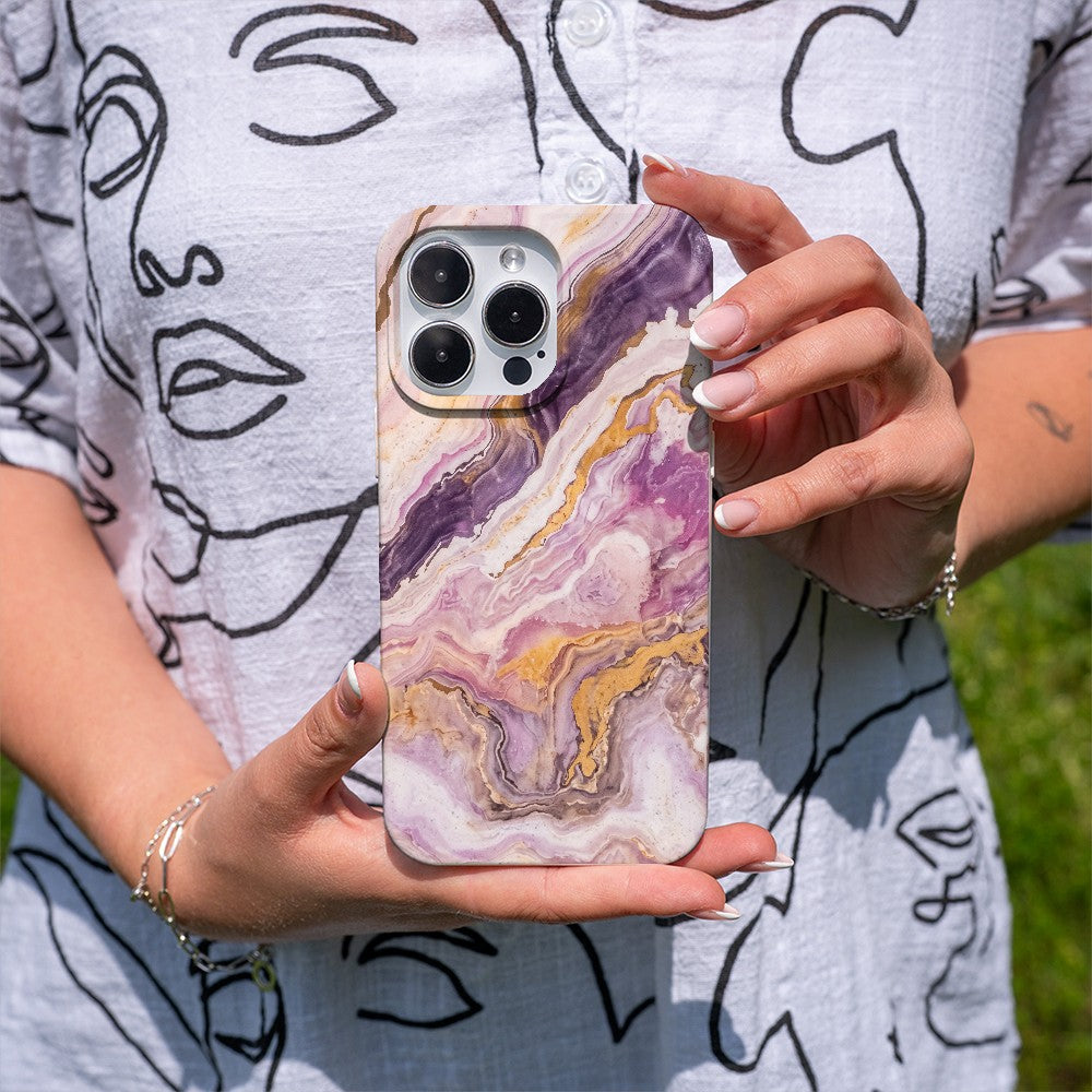 Biologisch abbaubare Handyhülle Google Pixel 9 / 9 Pro Pinkmarble — kompostierbar — in der Hand