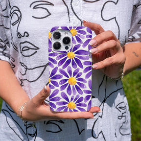 Biologisch abbaubare Handyhülle iPhone 18 Pro / 17 Pro Purplebloom — kompostierbar — in der Hand