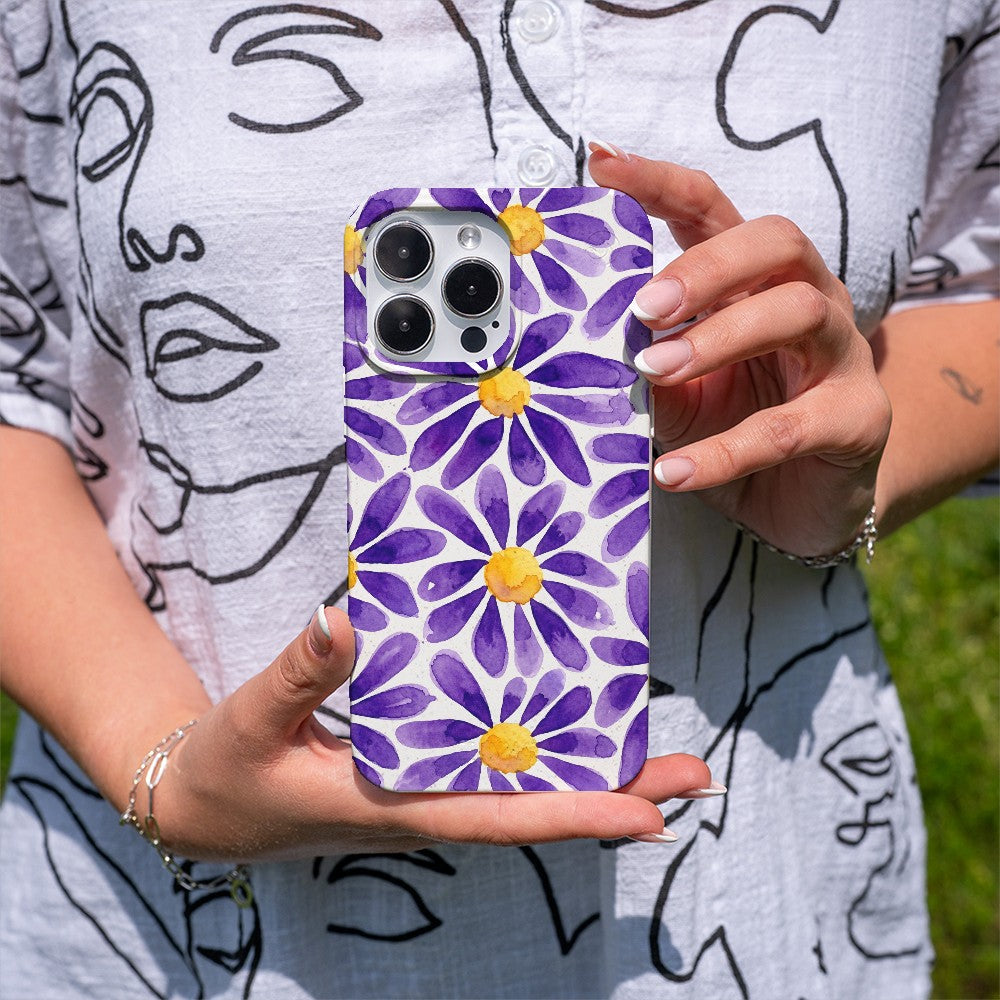 Biologisch abbaubare Handyhülle Samsung S24 Purplebloom — kompostierbar — in der Hand