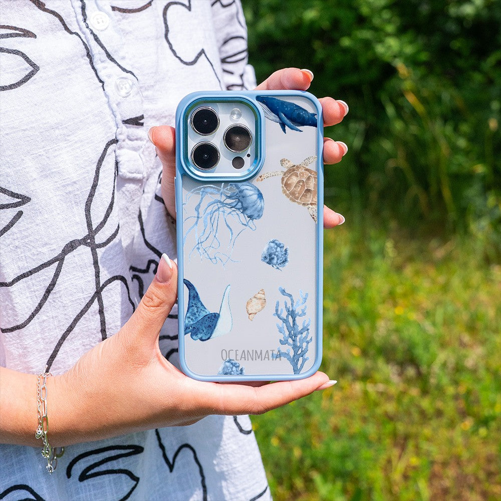 Nachhaltige Handyhülle iPhone 17 pro Turtleandfriends aus Ocean Plastic — in der Hand