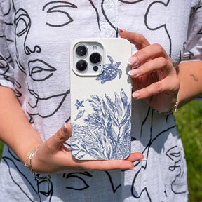 Biologisch abbaubare Handyhülle iPhone 15 Whitesilentwaves — kompostierbar — in der Hand